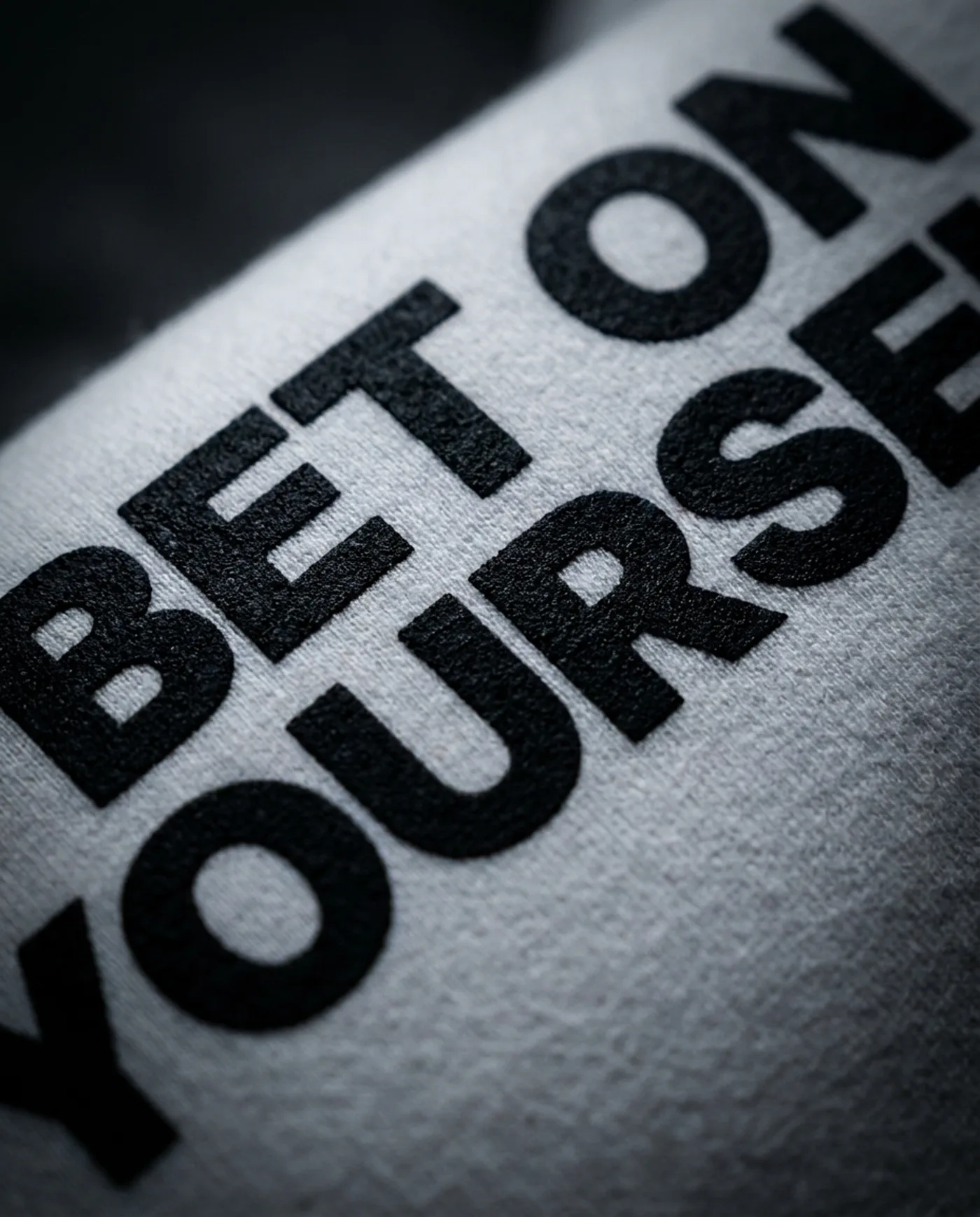 Bet On Yourself White Bestehende KI-Konzeptansicht. Kein reales Produktfoto und keine Materialzusage.