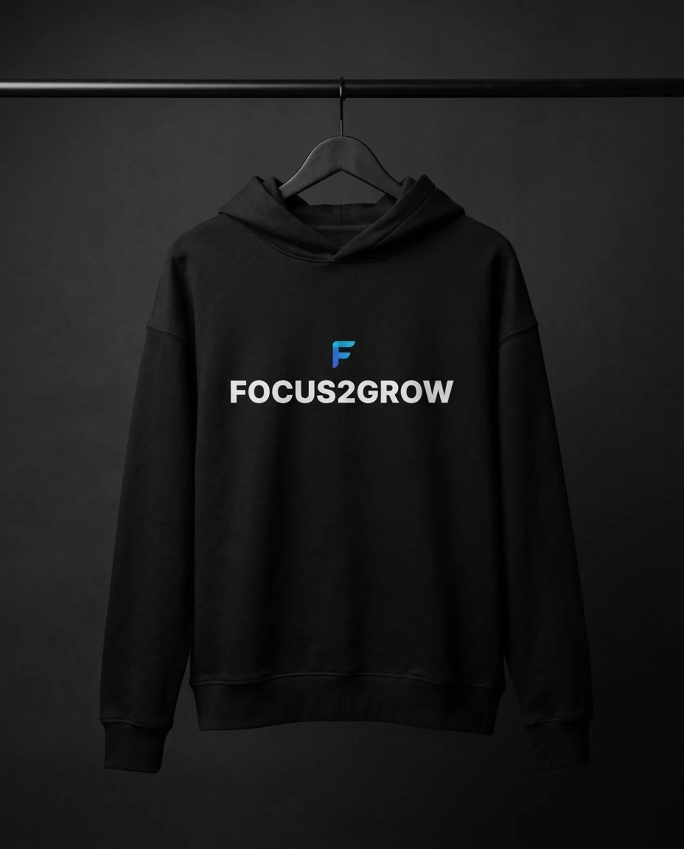Bestehendes KI-Konzept eines schwarzen T-Shirts mit FOCUS2GROW Textdruck