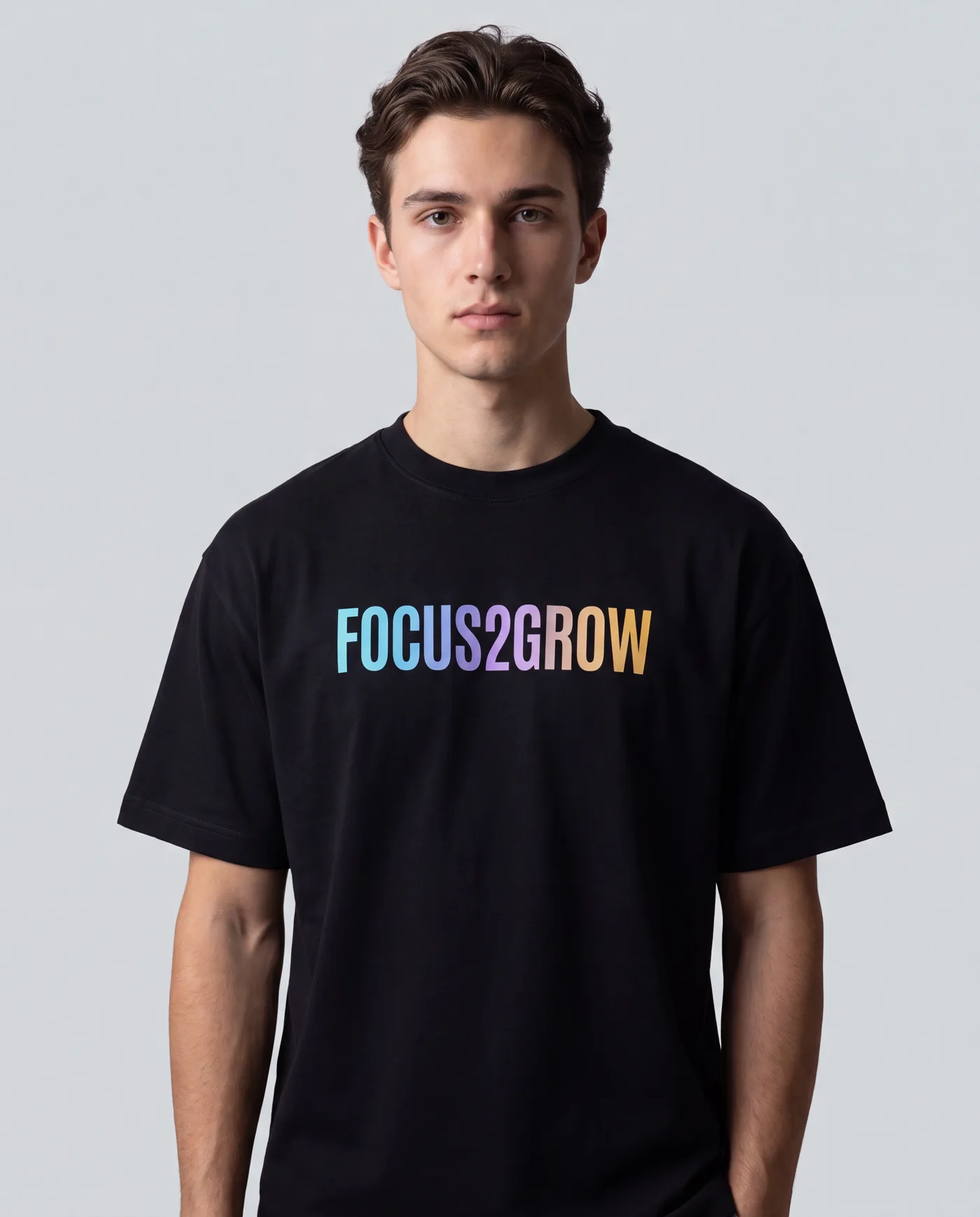Bestehendes KI-Konzept eines schwarzen T-Shirts mit FOCUS2GROW Textdruck