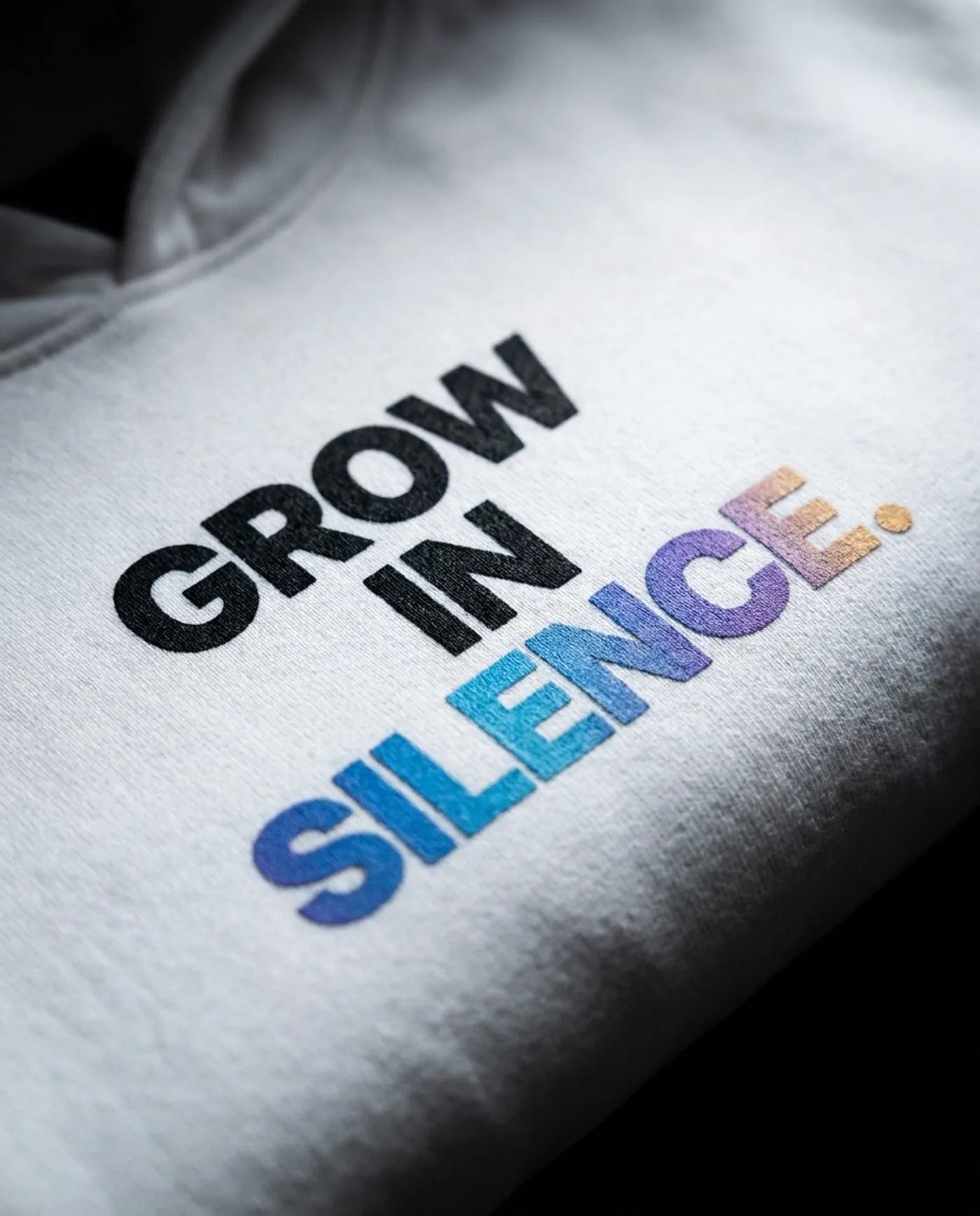 Grow In Silence White Bestehende KI-Konzeptansicht. Kein reales Produktfoto und keine Materialzusage.