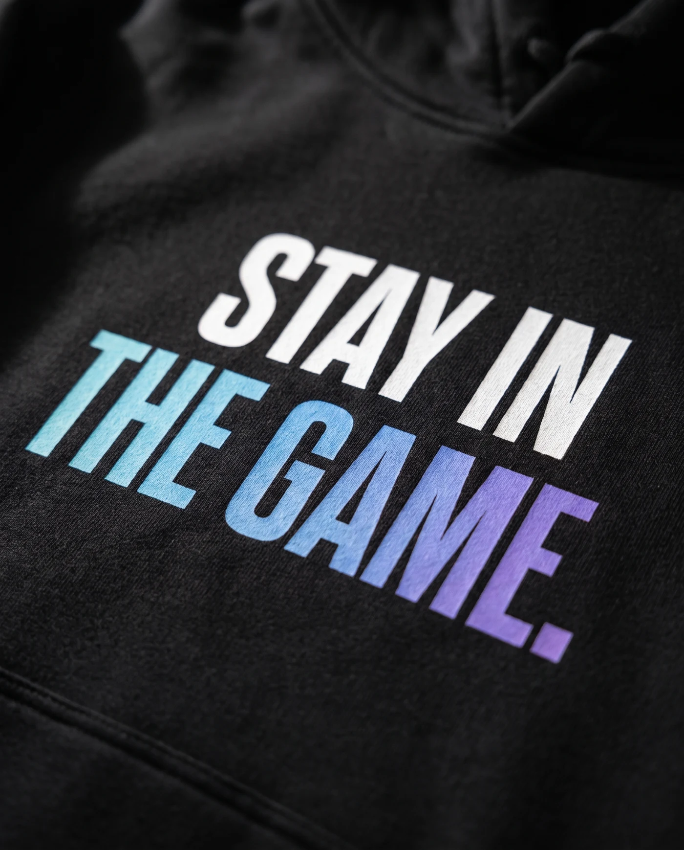 Stay In The Game Bestehende KI-Konzeptansicht. Kein reales Produktfoto und keine Materialzusage.